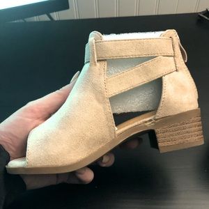 Girls shoes with mini heel
